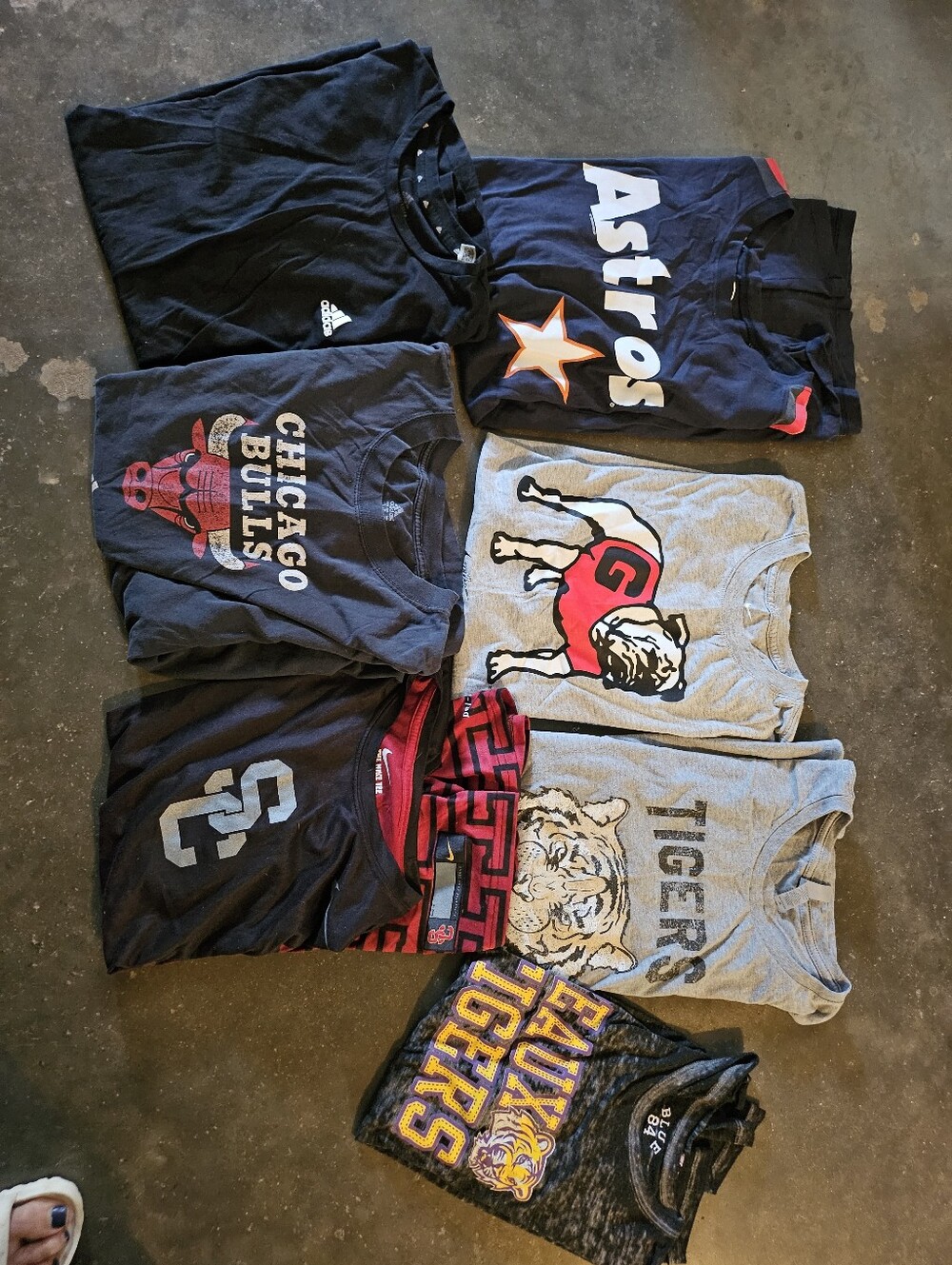 adidas Nike + Other Tee Shirt Lot Tigers, Astros, Bulldogs, Chicago Bulls